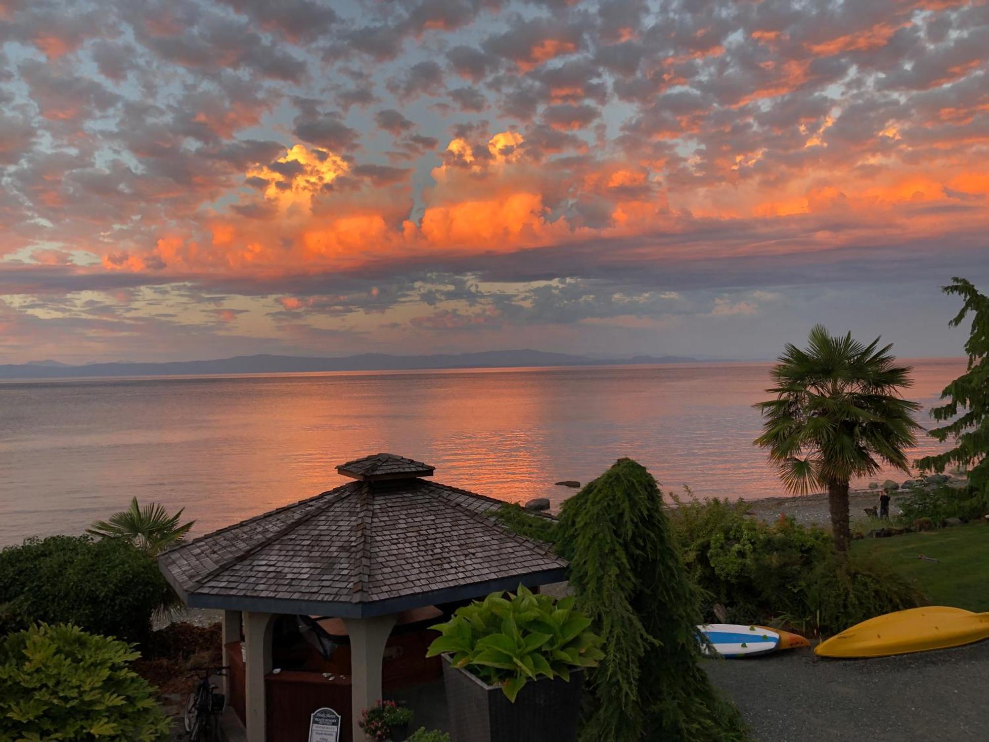 Qualicum Breeze Beach Resort Bowser Esterno foto